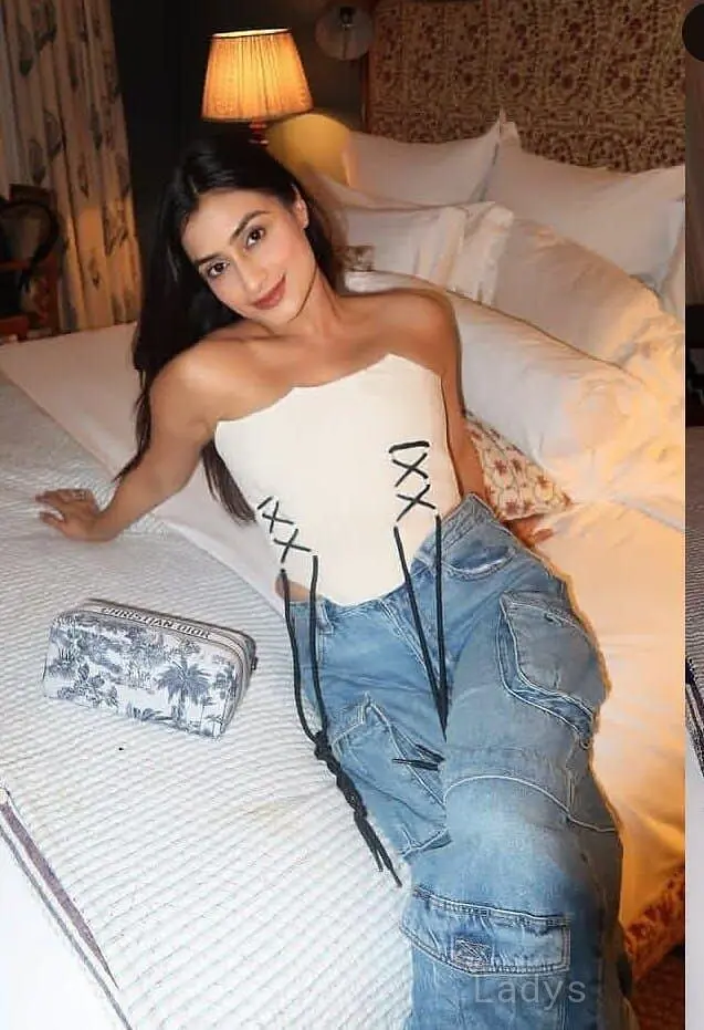 Roshni, 22 years beautiful nude Nagpur escorts girl, height  sm, Weight  kg