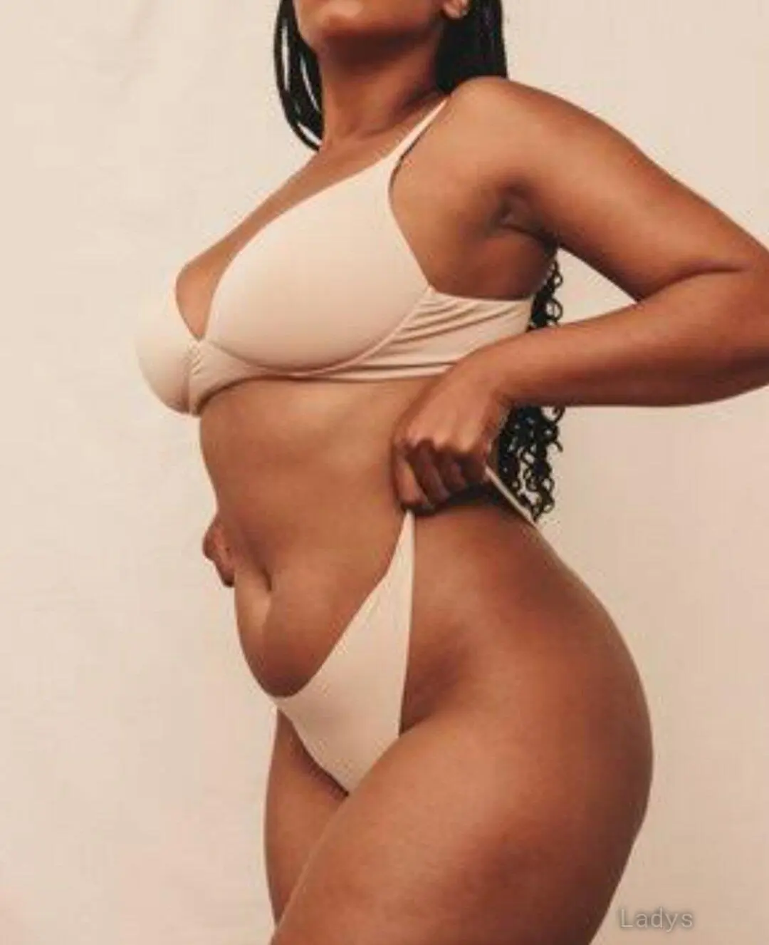 Ess, 22 years old Nairobi escort girl with big tits, height 172 sm, Weight  kg