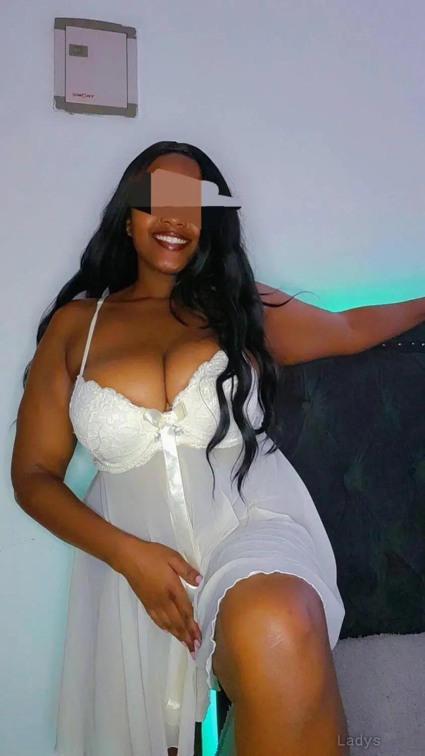 Lisa, 23 years old Nairobi escort girl with big tits, height 160 sm, Weight  kg