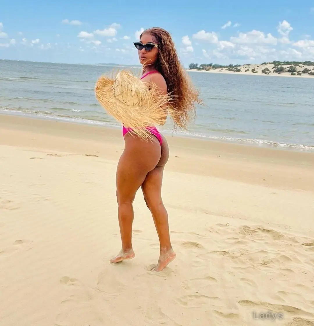 Sky, 24 years old Nairobi escort girl with big tits, height 163 sm, Weight  kg