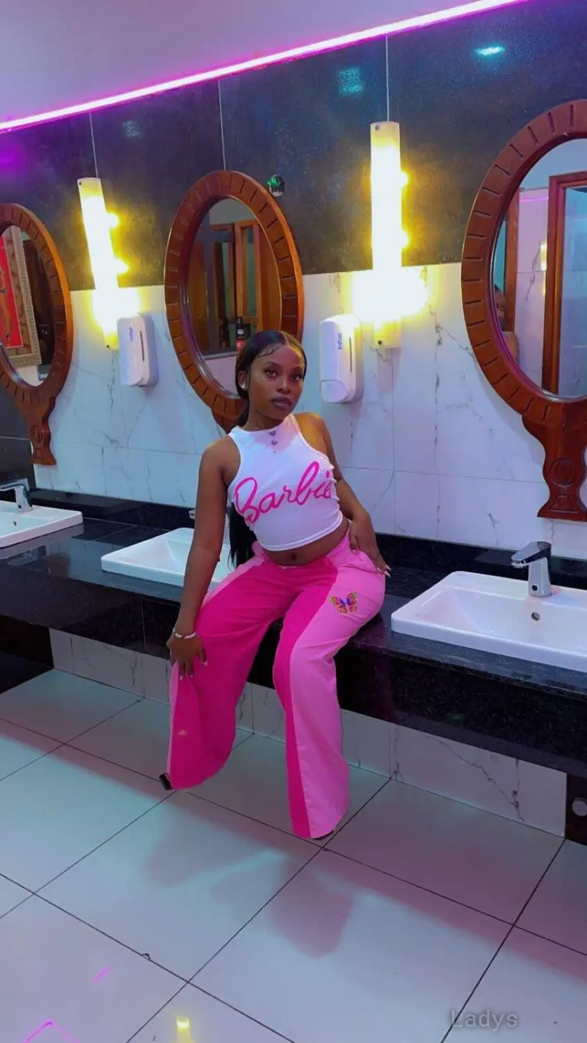 Vian Kesh, 21 years old Nairobi escort girl with big tits, height 152 sm, Weight  kg