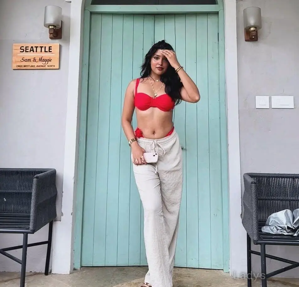 Tanishka, 23 years old Nakhon Sawan escort girl with big tits, height 154 sm, Weight kg