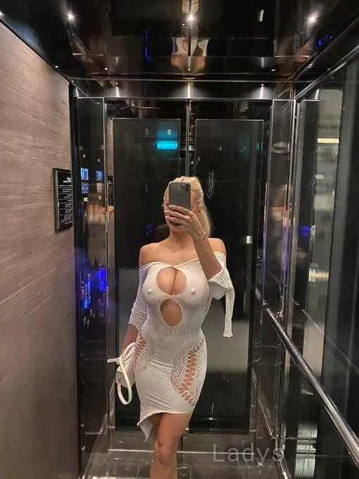Lindsey Nora, 28 years beautiful nude Nantes escorts girl, height 148 sm, Weight 42 kg