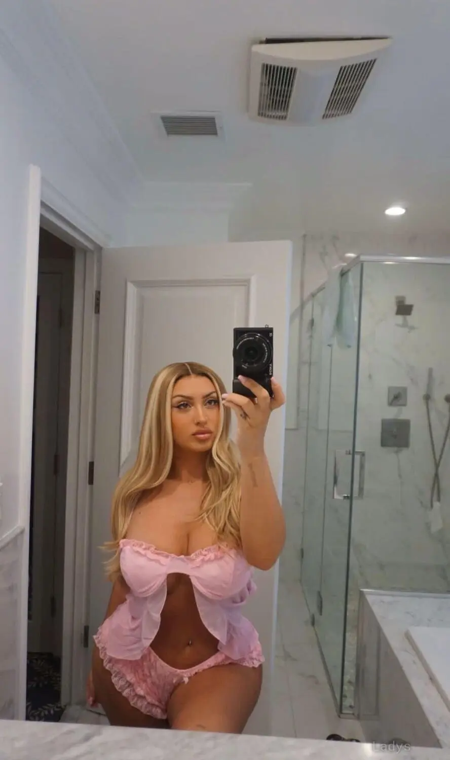 Salut viens sur télégram: @Ornellaea, 26 years beautiful nude Nantes escorts girl, height 194 sm, Weight 40 kg