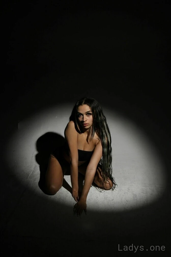 AALIYAH, 20 years beautiful nude Naperville escorts girl, height 162 sm, Weight 52 kg