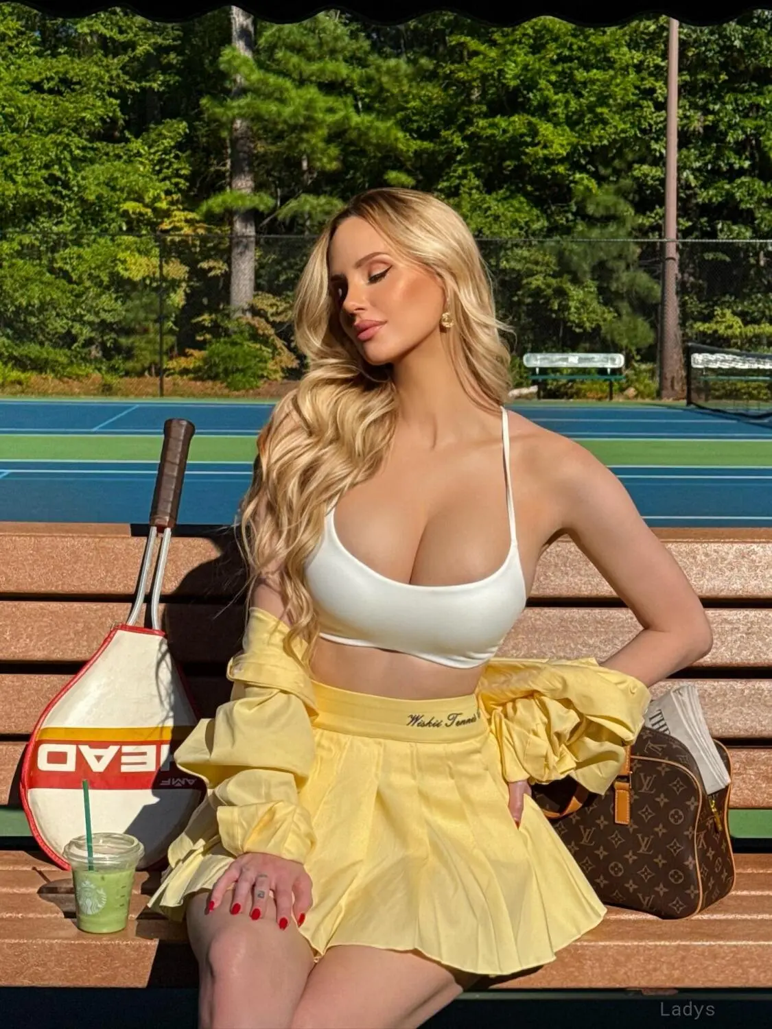 Valcody, 27 years old Naples escort girl with big tits, height 175 sm, Weight 64 kg