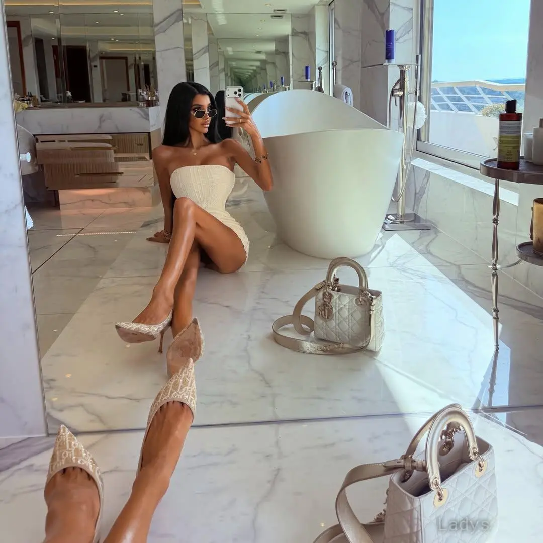 ChloeKhan, 28 years beautiful nude Naples escorts girl, height 163 sm, Weight 58 kg