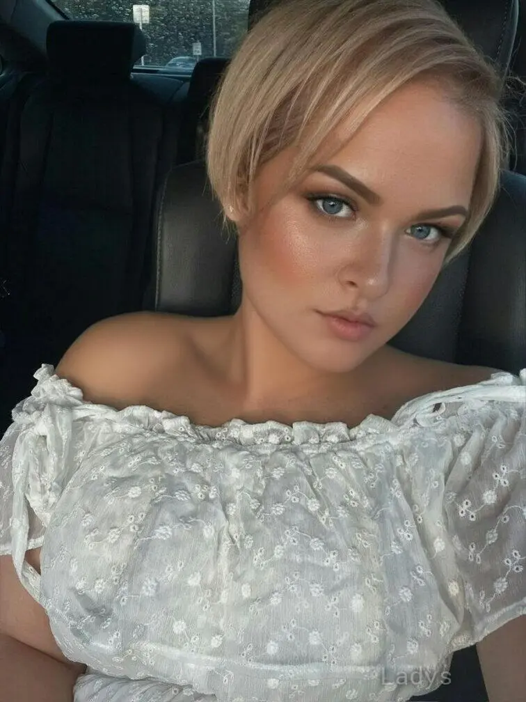Darina, 21 years beautiful nude Naples escorts girl, height 171 sm, Weight 68 kg