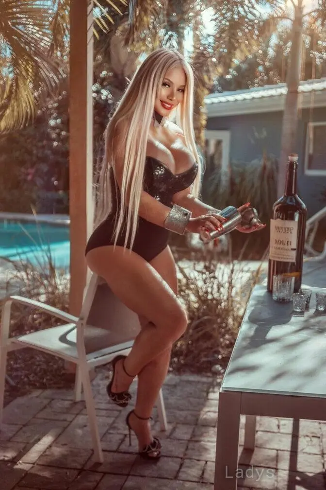 Mia Carolina, 35 years beautiful nude Naples escorts girl, height 162 sm, Weight 61 kg