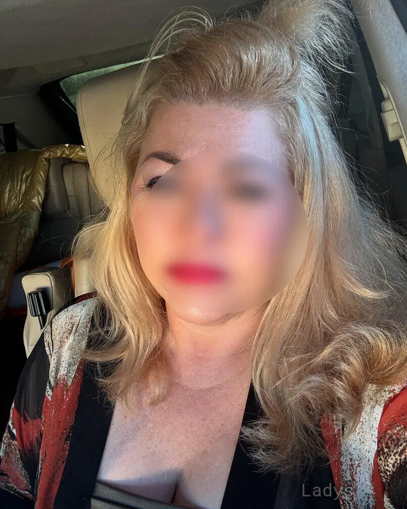 Miss Marilyn, 40 years beautiful nude Naples escorts girl, height 174 sm, Weight 68 kg