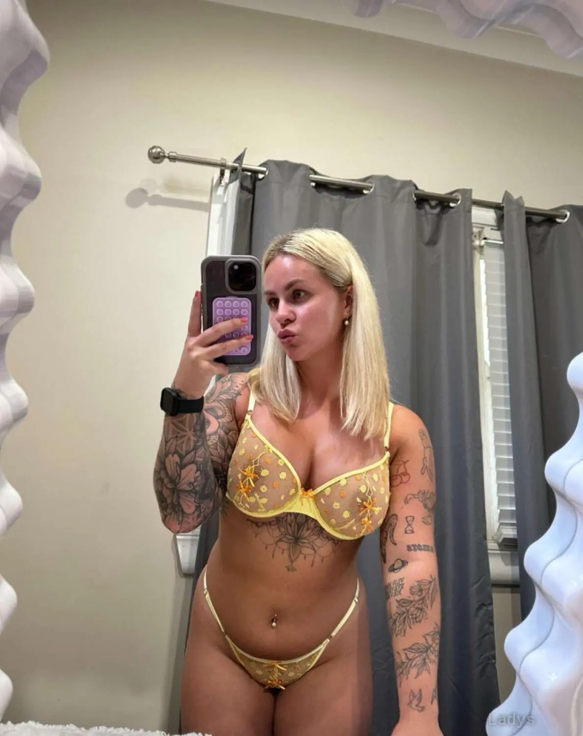 Francine, 27 years beautiful nude Napoli escorts girl, height 162 sm, Weight 56 kg