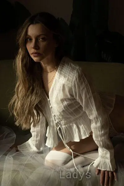 Louise, 27 years beautiful nude Napoli escorts girl, height 167 sm, Weight 57 kg
