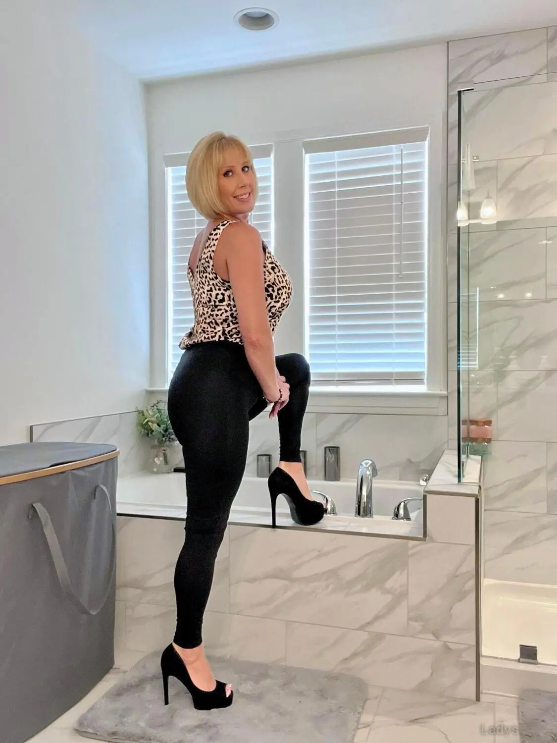 Lori Poling, 48 years old New Jersey escort girl with big tits, height 171 sm, Weight 63 kg