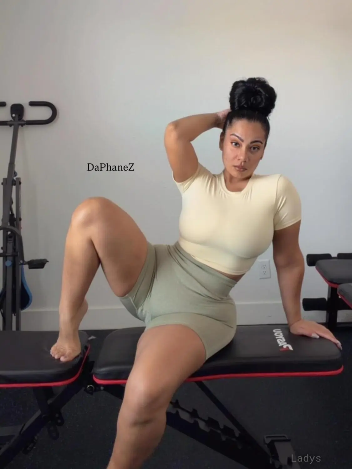 Daphanezz, 35 years old New York escort girl with big tits, height 163 sm, Weight 68 kg
