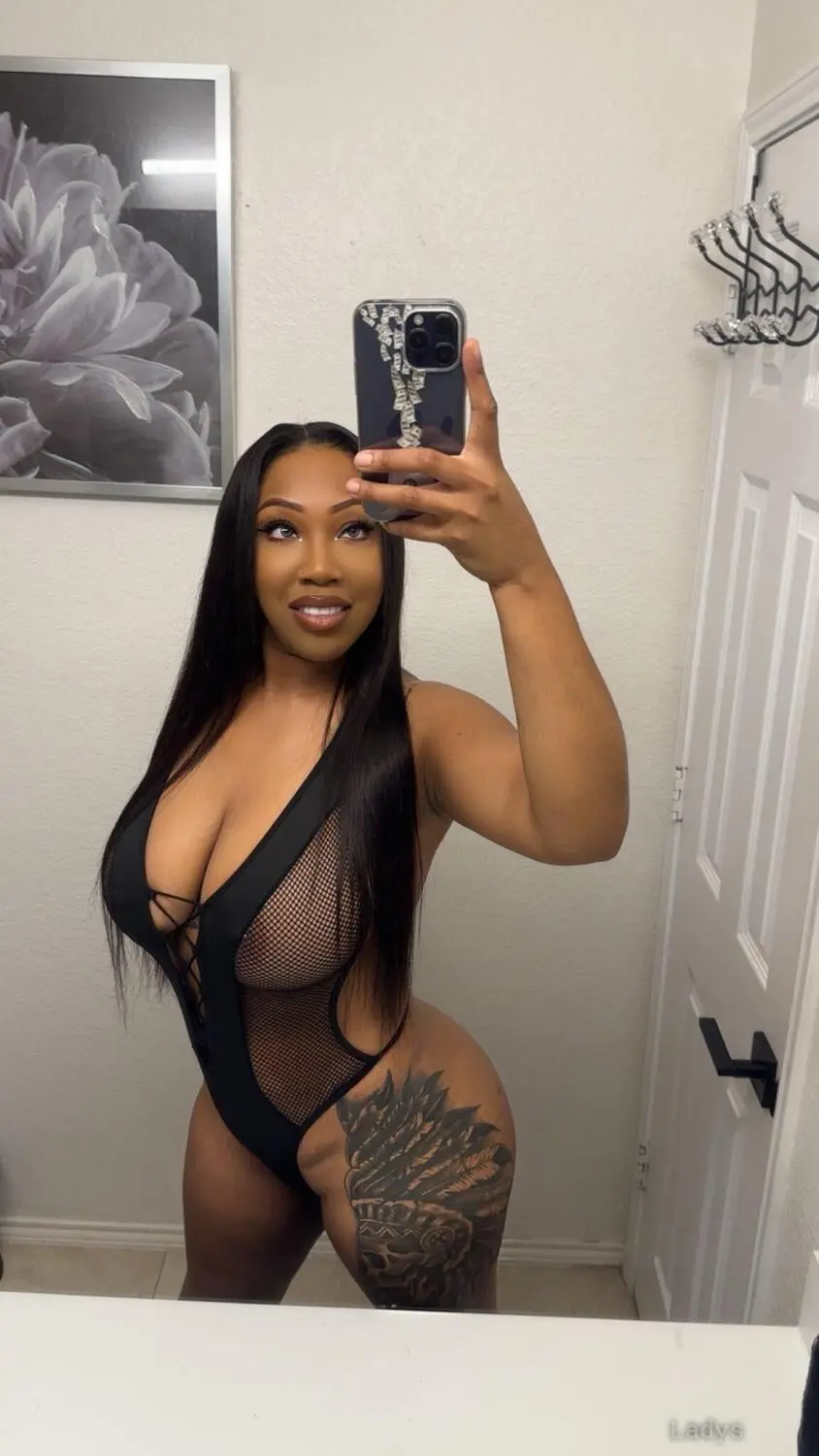 Queen, 24 years old New York escort girl with big tits, height 167 sm, Weight 60 kg
