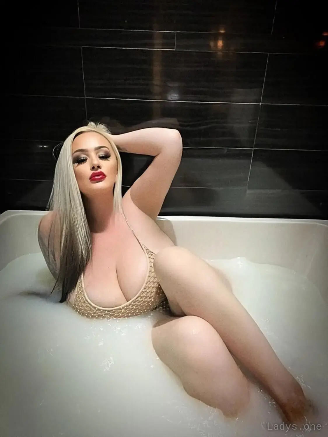 KENDRA KOX, 28 years beautiful nude New York escorts girl, height 176 sm, Weight 84 kg