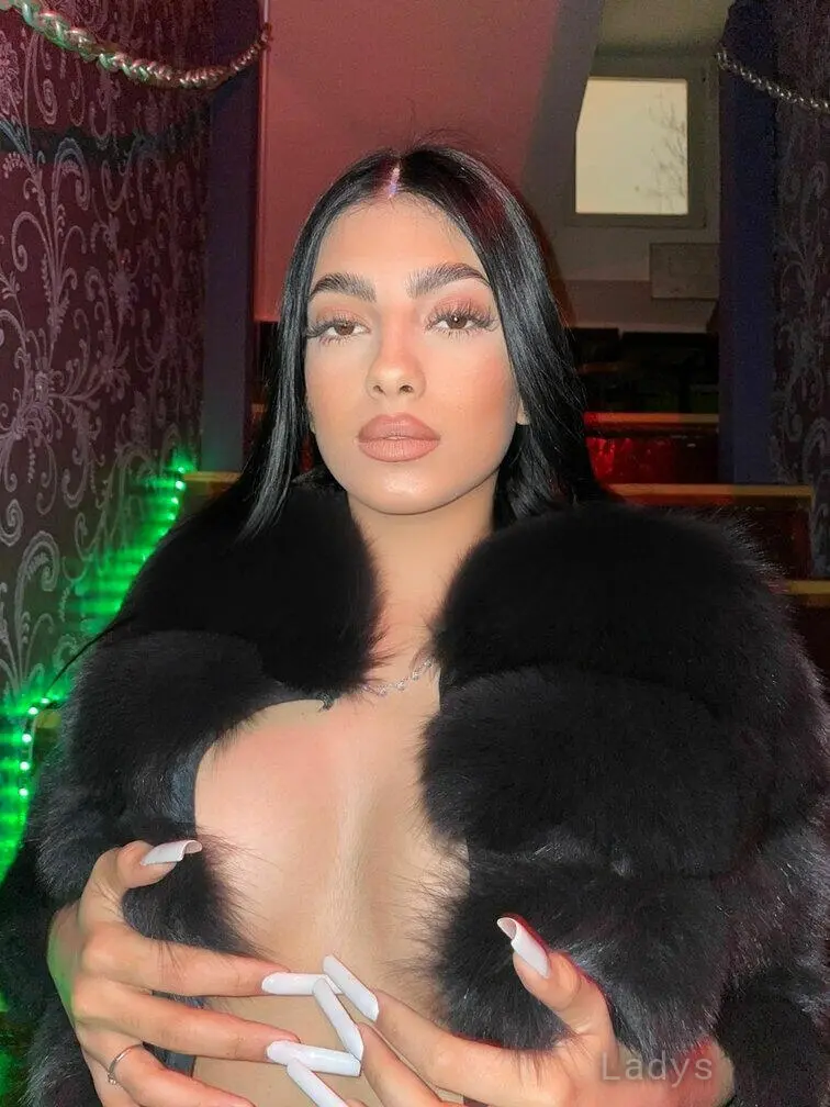 Maddie, 22 years beautiful nude New York escorts girl, height 159 sm, Weight 61 kg