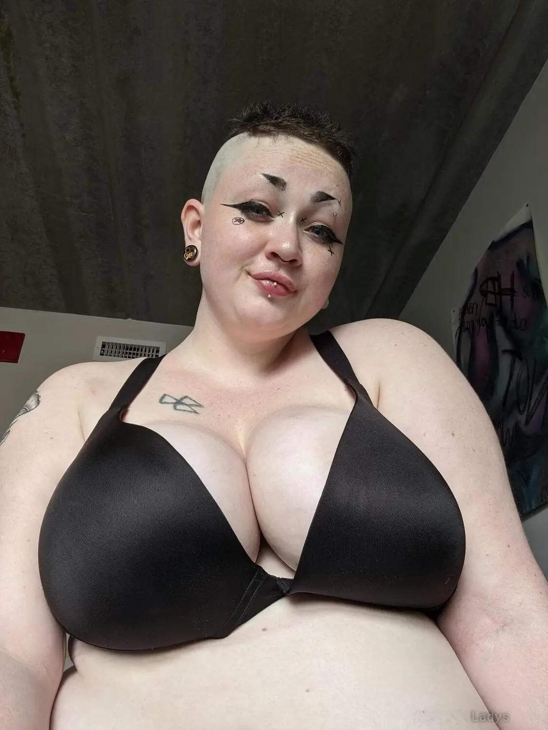 Julia Valentina, 20 years beautiful nude Newark escorts girl, height 174 sm, Weight 88 kg