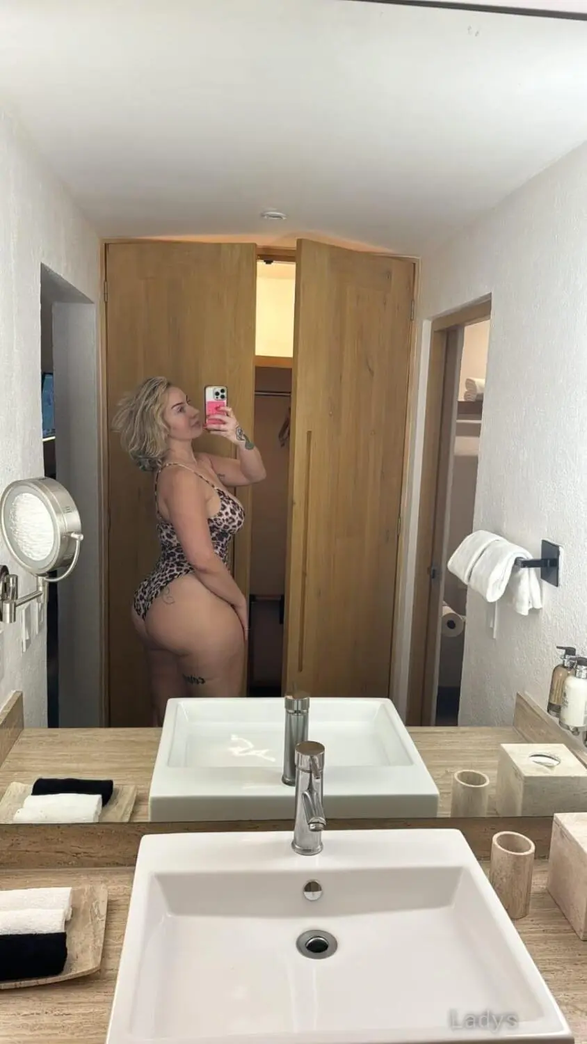 Eloise Coquinette, 28 years beautiful nude Nîmes escorts girl, height 171 sm, Weight 60 kg