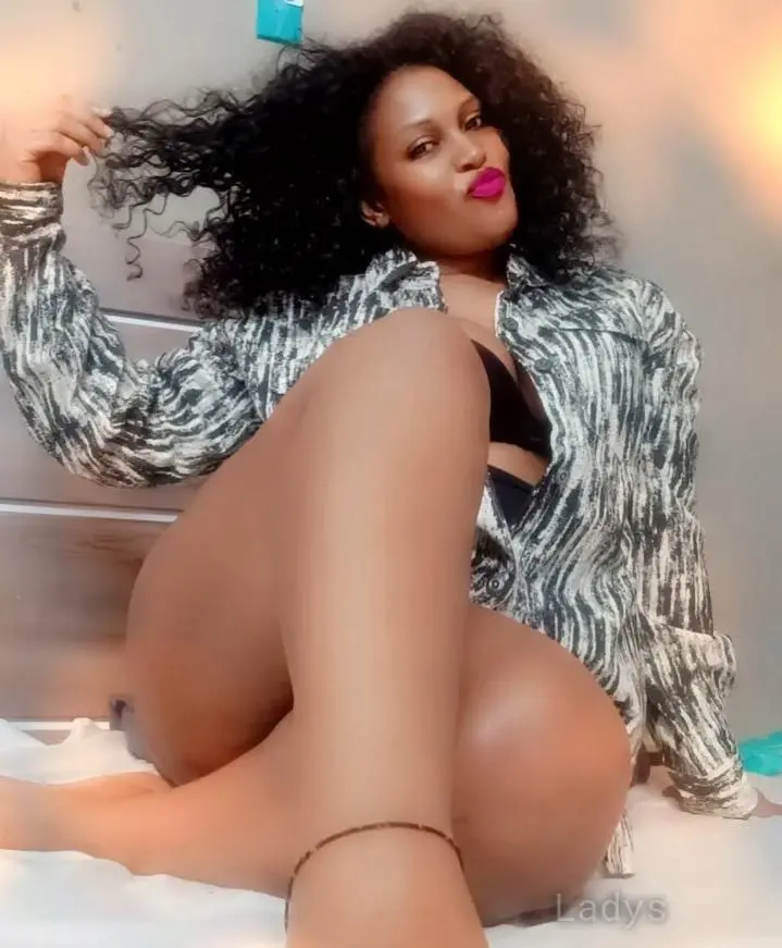 Queen Minija, 24 years old Noida escort girl with big tits, height 168 sm, Weight  kg
