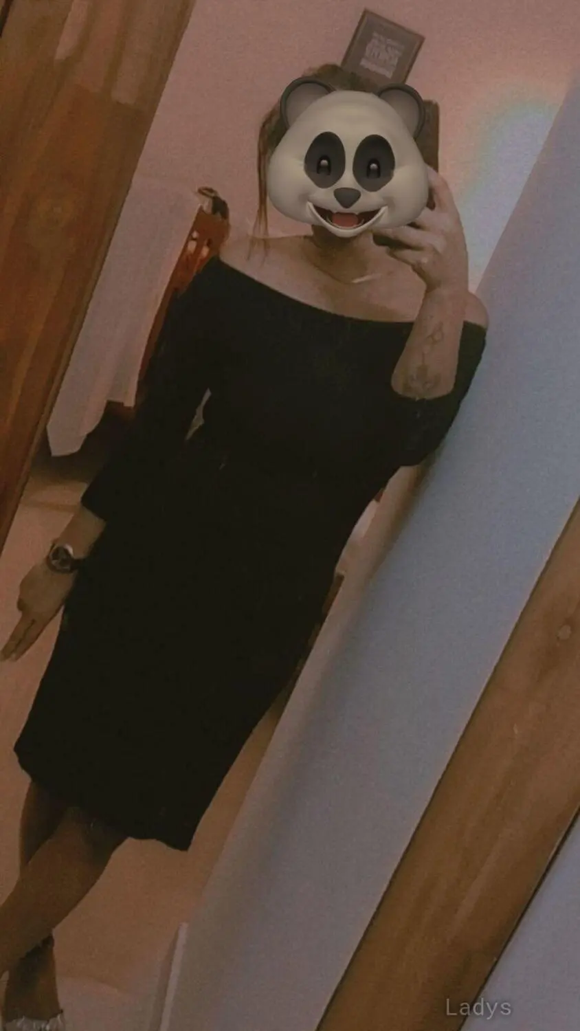 Simran, 25 years old Noida escort girl with big tits, height 160 sm, Weight kg