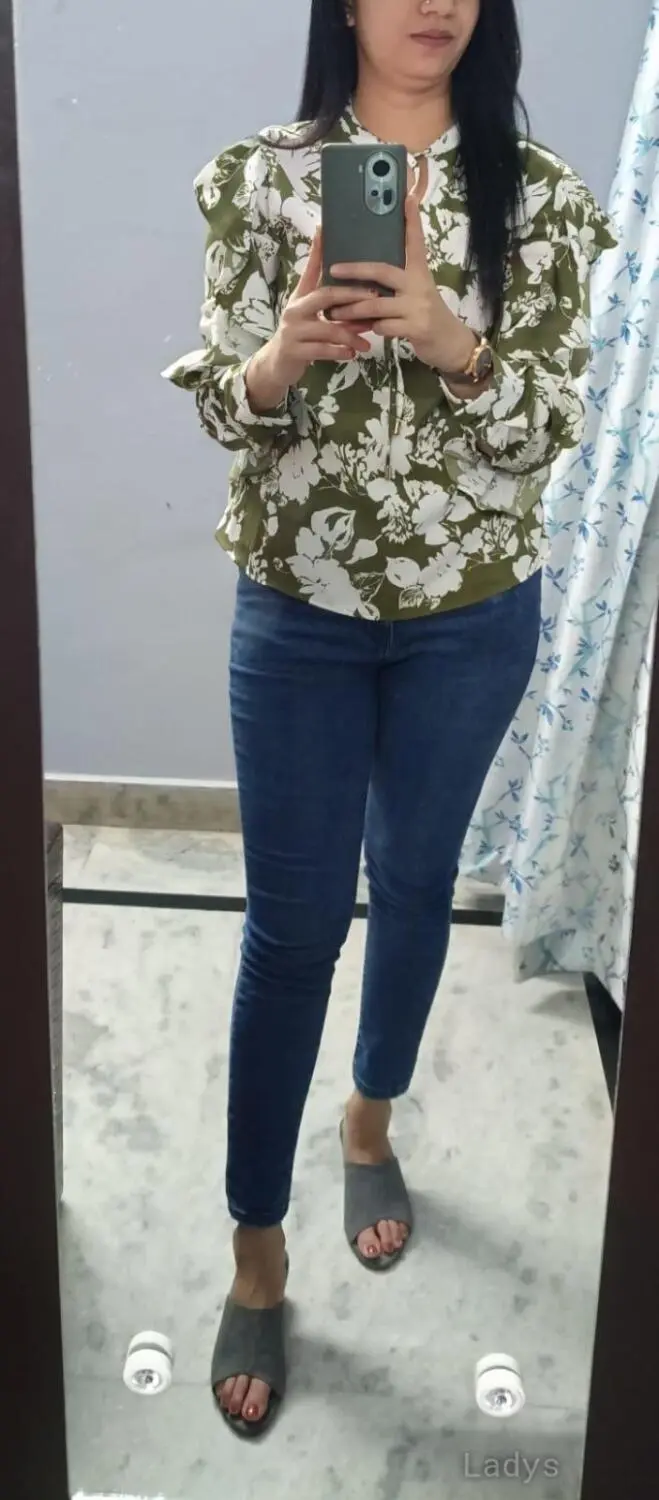 Simi, 25 years beautiful nude Noida escorts girl, height 171 sm, Weight  kg