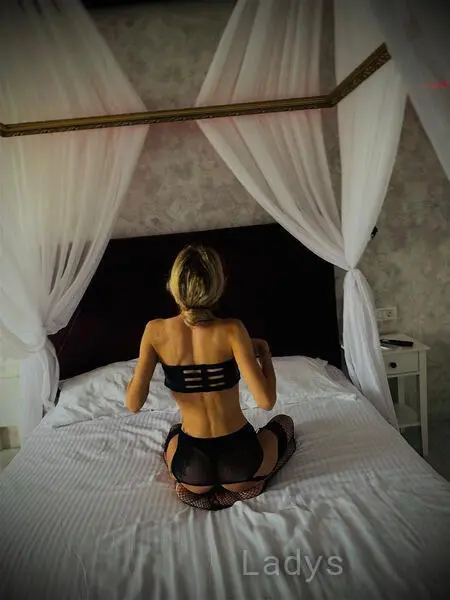 Emma, 27 years beautiful nude Nuremberg escorts girl, height 170 sm, Weight 55 kg