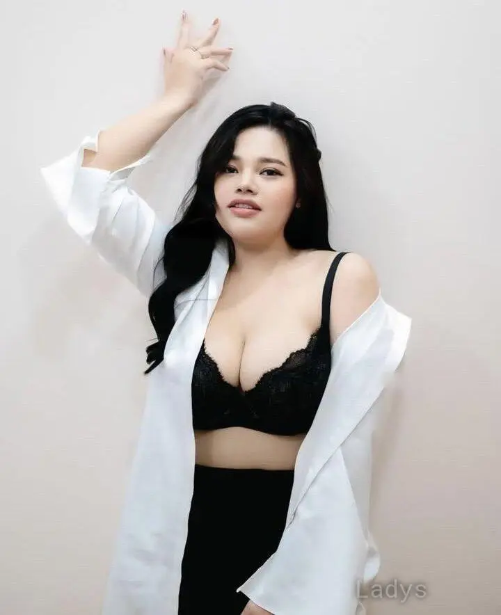 Mia, 22 years old Okinawa escort girl with big tits, height 164 sm, Weight kg