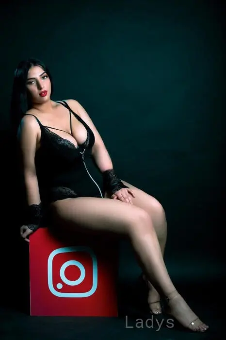 Tati, 40 years beautiful nude Palm Jumeirah escorts girl, height 172 sm, Weight 86 kg