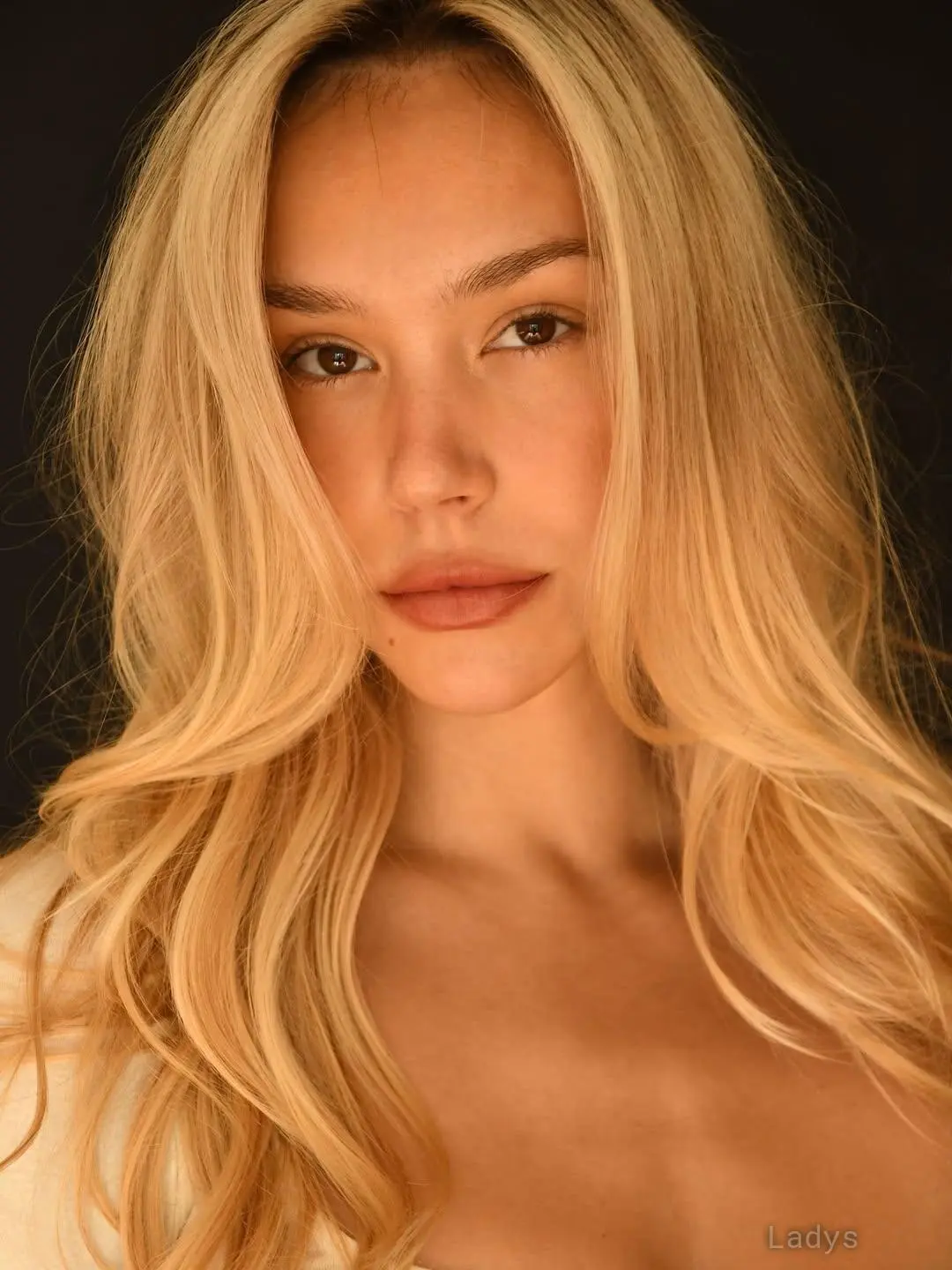 AlexisRen, 27 years old Paris escort girl with big tits, height 160 sm, Weight 54 kg