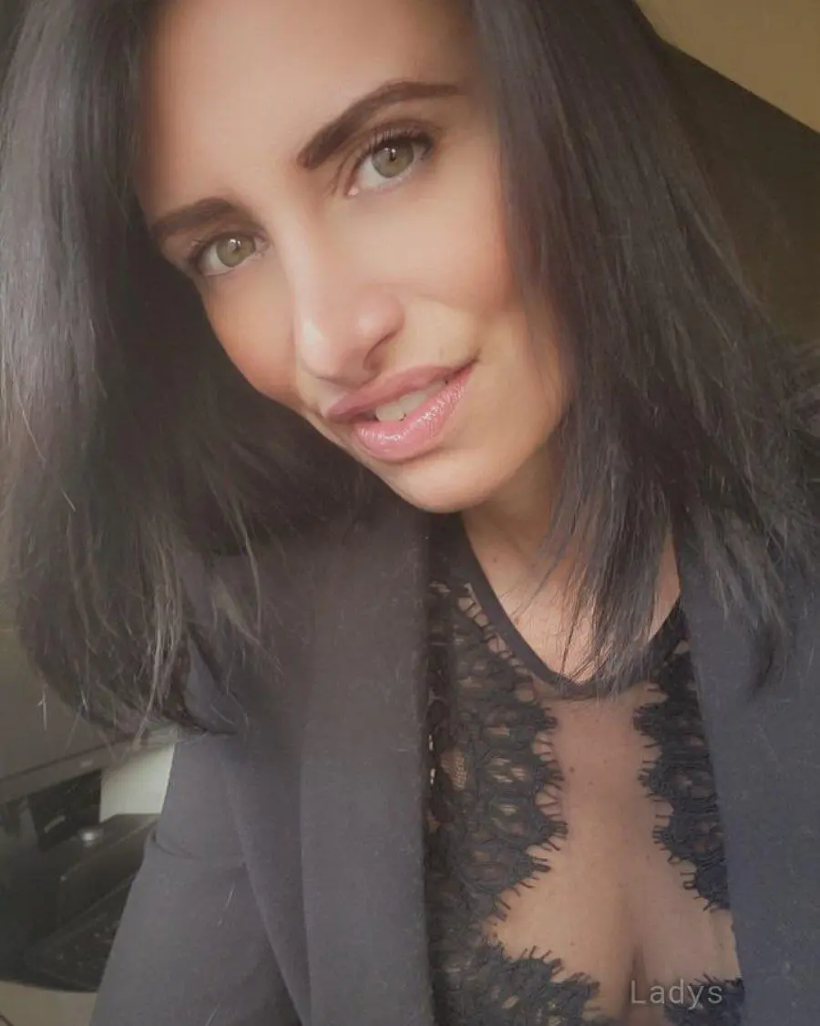 GloryZavatrash, 28 years old Paris escort girl with big tits, height 162 sm, Weight 72 kg