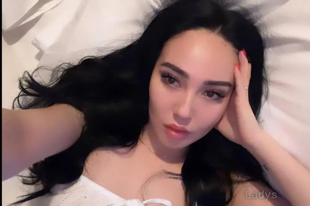 Aishan, 25 years beautiful nude Paris escorts girl, height 156 sm, Weight 44 kg