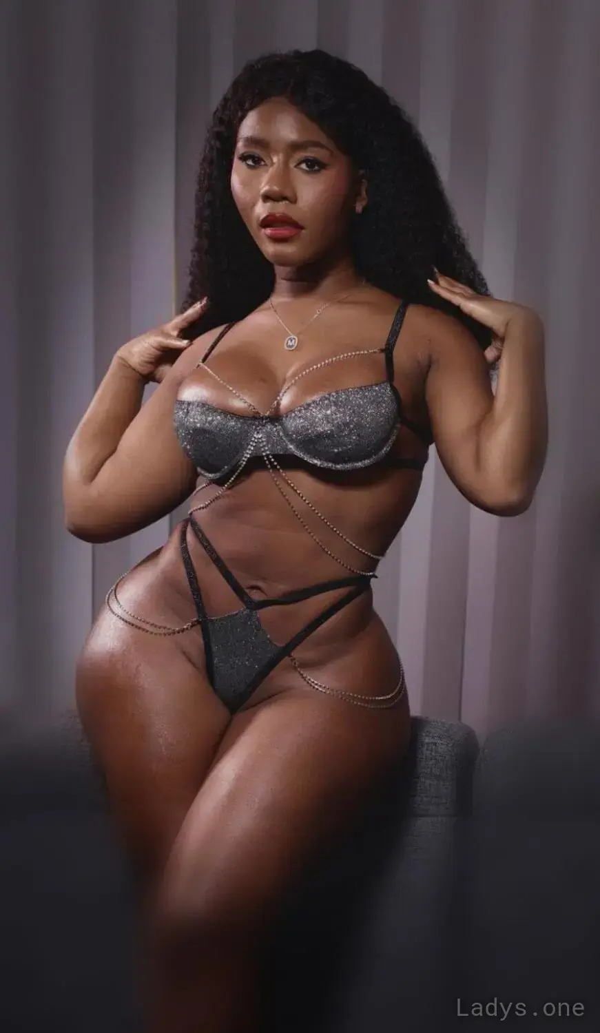 Belle femme africaine sur paris, 28 years beautiful nude Paris escorts girl, height 170 sm, Weight 69 kg