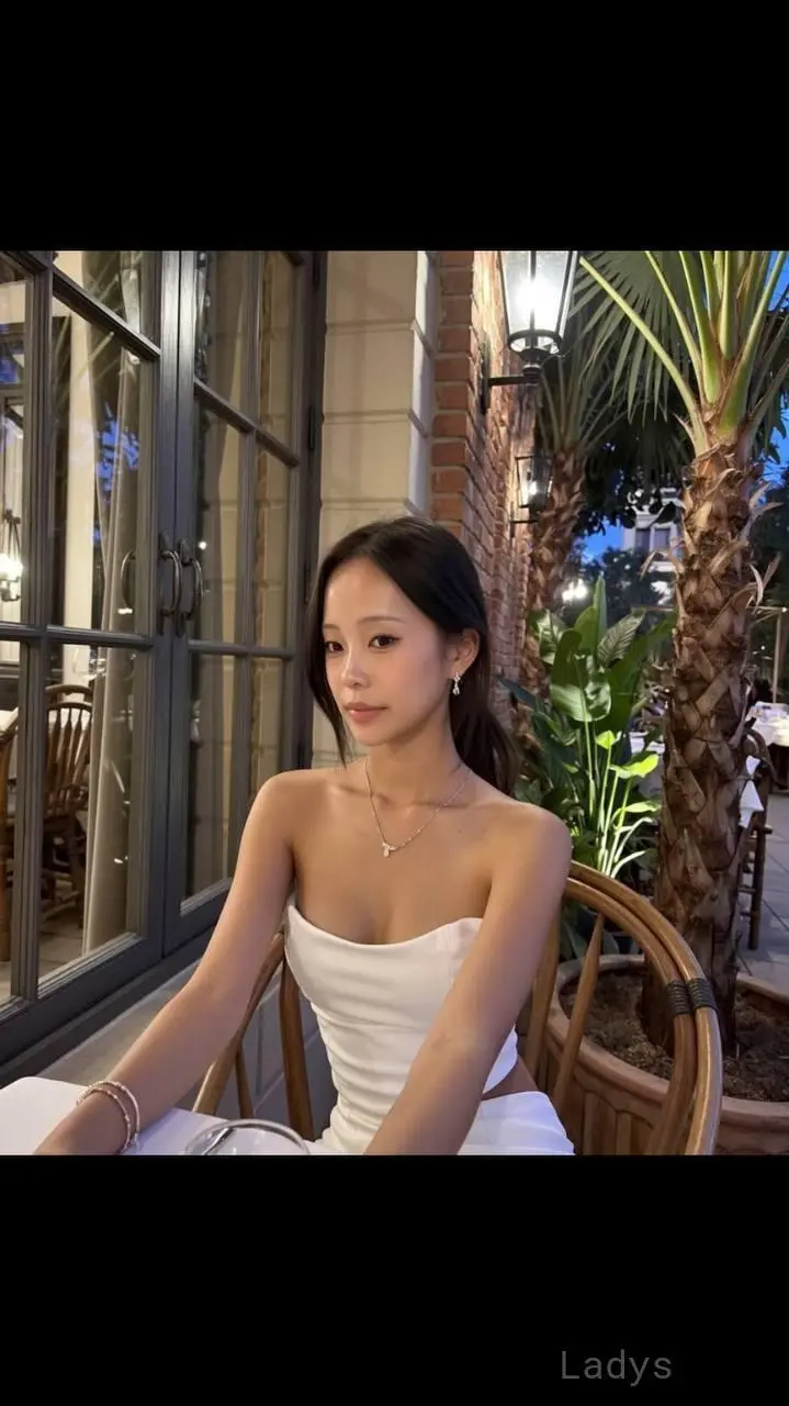 Hina Crimson, 22 years beautiful nude Paris escorts girl, height 164 sm, Weight 45 kg