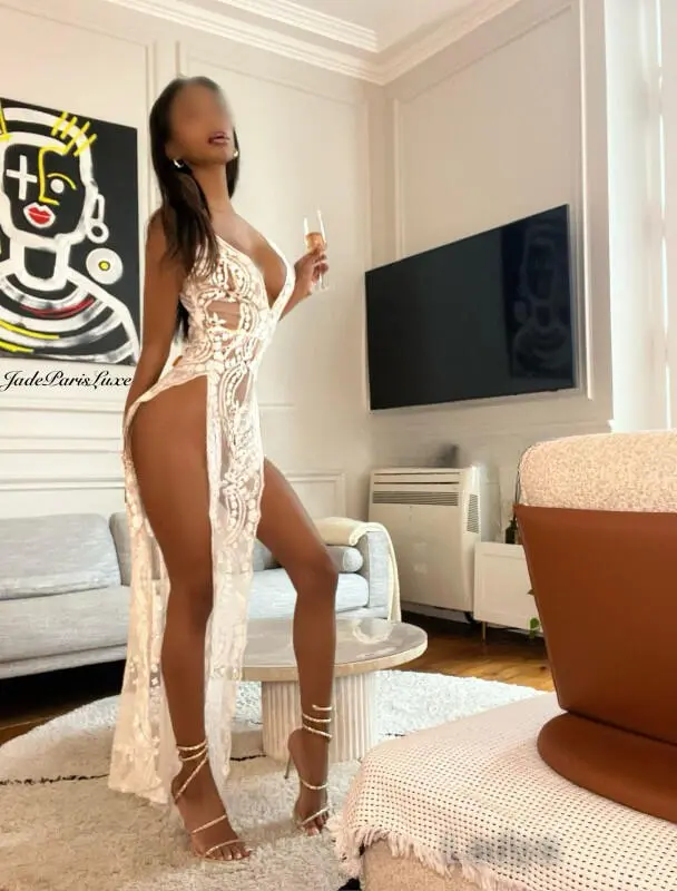 Jade P, 24 years beautiful nude Paris escorts girl, height 175 sm, Weight 55 kg