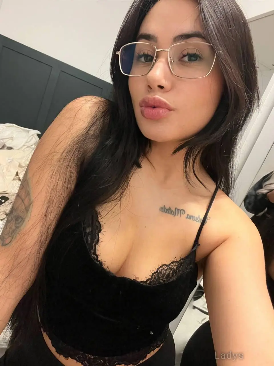 Kim, 25 years beautiful nude Paris escorts girl, height 165 sm, Weight 54 kg
