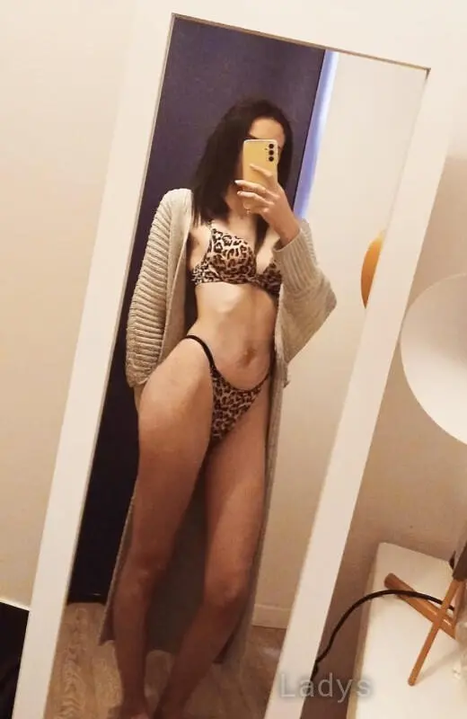 Sarah, 23 years beautiful nude Paris escorts girl, height 180 sm, Weight 43 kg