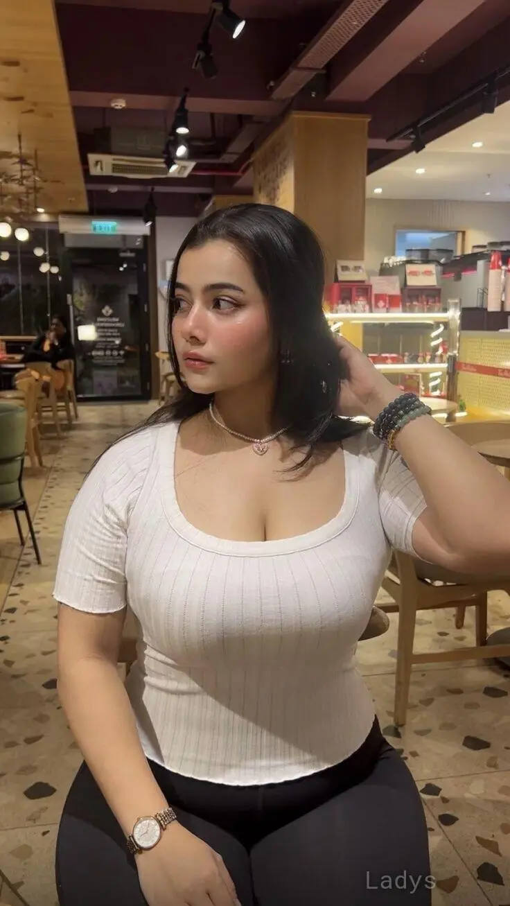 Akansha, 23 years old Pattaya escort girl with big tits, height 154 sm, Weight kg