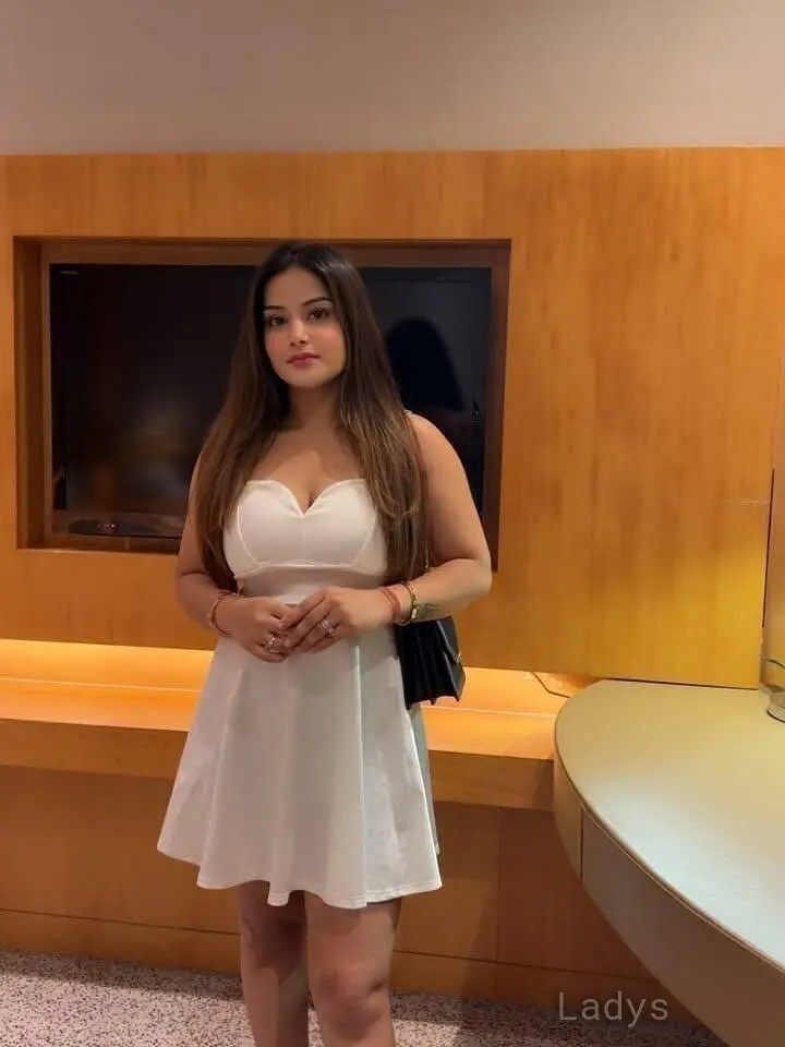 Natty, 22 years old Pattaya escort girl with big tits, height 165 sm, Weight kg
