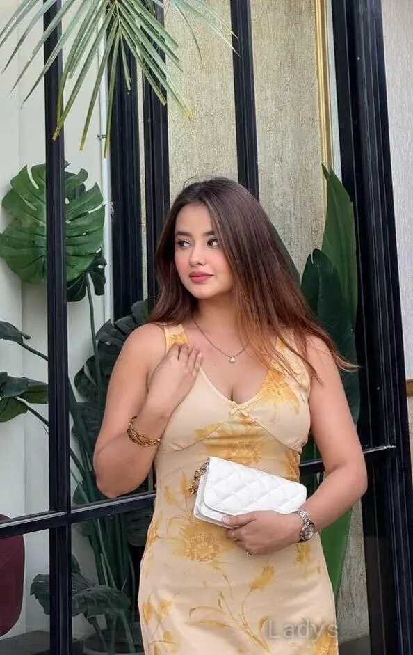 Sweety, 22 years old Pattaya escort girl with big tits, height 161 sm, Weight 45 kg