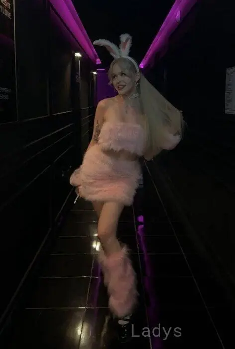 Elizabeth, 21 years beautiful nude Pattaya escorts girl, height 168 sm, Weight 53 kg