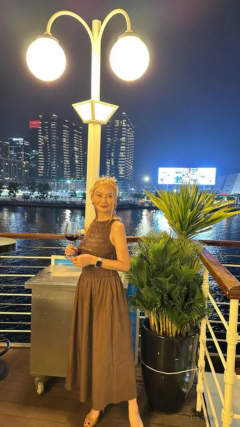 Toffy, 27 years sexy toples Pattaya scorts girl, height 156 sm, Weight kg