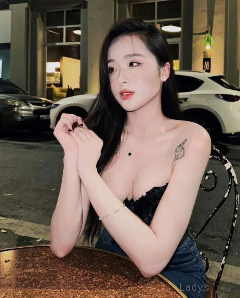 Pili, 22 years old Penang escort girl with big tits, height 164 sm, Weight  kg
