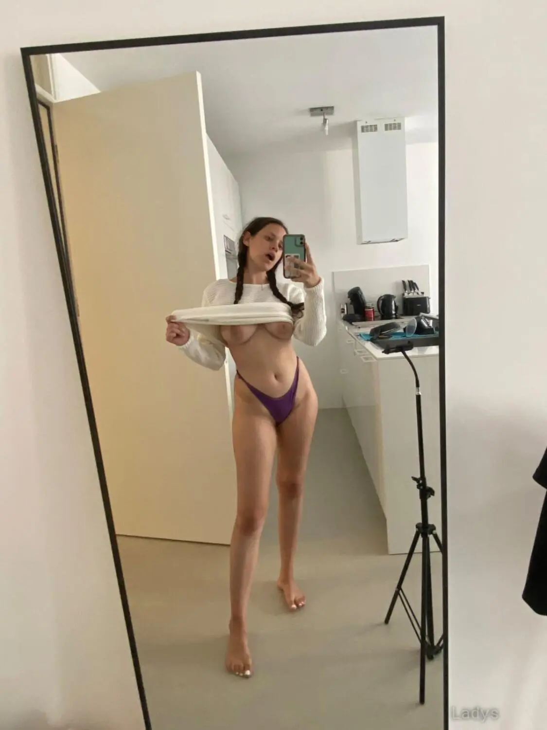Laura, 23 years beautiful nude Perpignan escorts girl, height 170 sm, Weight 50 kg