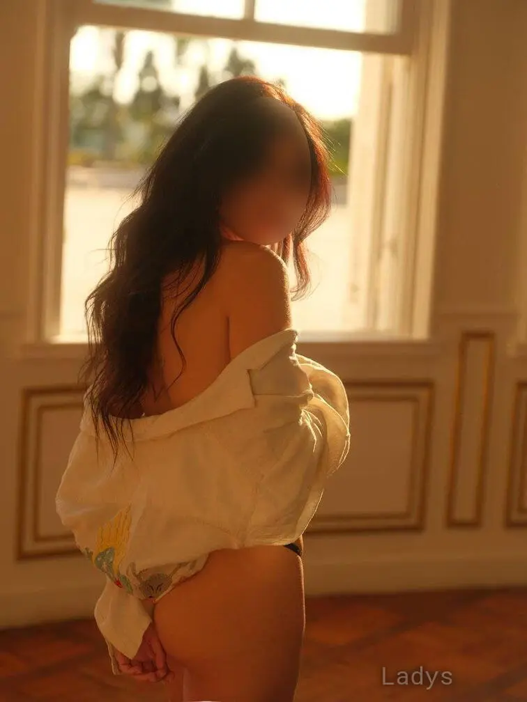 Fiorella, 27 years old Philadelphia escort girl with big tits, height 164 sm, Weight 58 kg