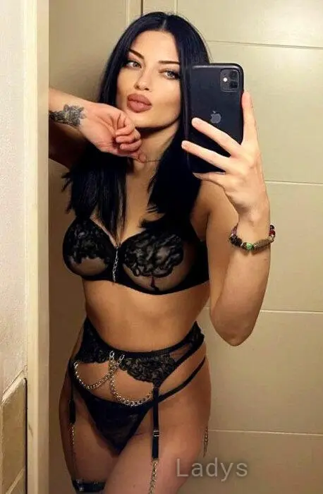 Renata, 25 years beautiful nude Pisa escorts girl, height 169 sm, Weight 60 kg