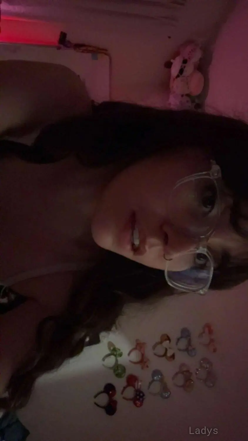 Lina Moreau, 25 years beautiful nude Poitiers escorts girl, height 168 sm, Weight 58 kg