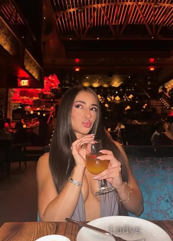Lucy Bronze, 28 years old Portsmouth escort girl with big tits, height 158 sm, Weight 46 kg