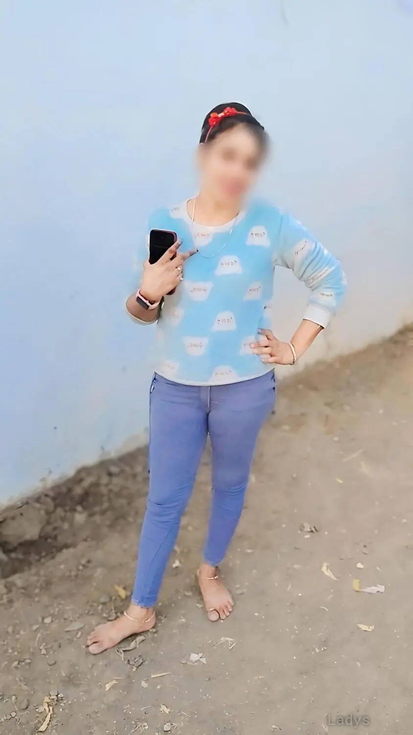 Seema, 24 years old Pune escort girl with big tits, height 148 sm, Weight kg