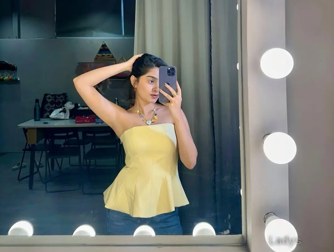Kavya, 22 years beautiful nude Pune escorts girl, height 165 sm, Weight  kg